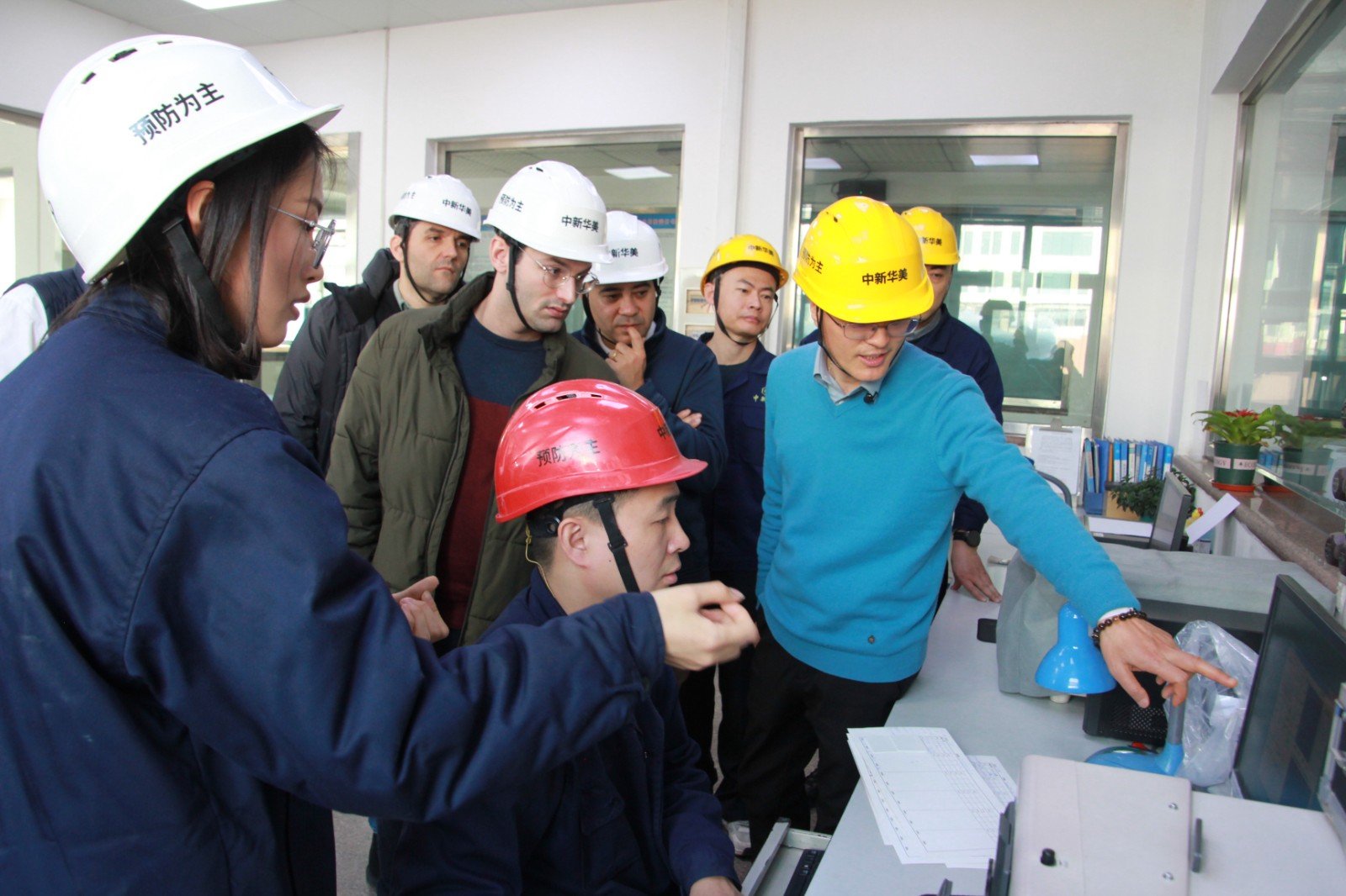 Spanish clients visit and inspect Qingdao Zhongxin Huamei Plastic Co., Ltd., a China-based manufacturer specializing in flame retardant PC/ABS.